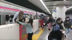 Cel puțin 15 oameni au fost răniți la Tokyo, după ce au fost atacați în tren de un bărbat costumat ca Joker și înarmat cu un cuțit